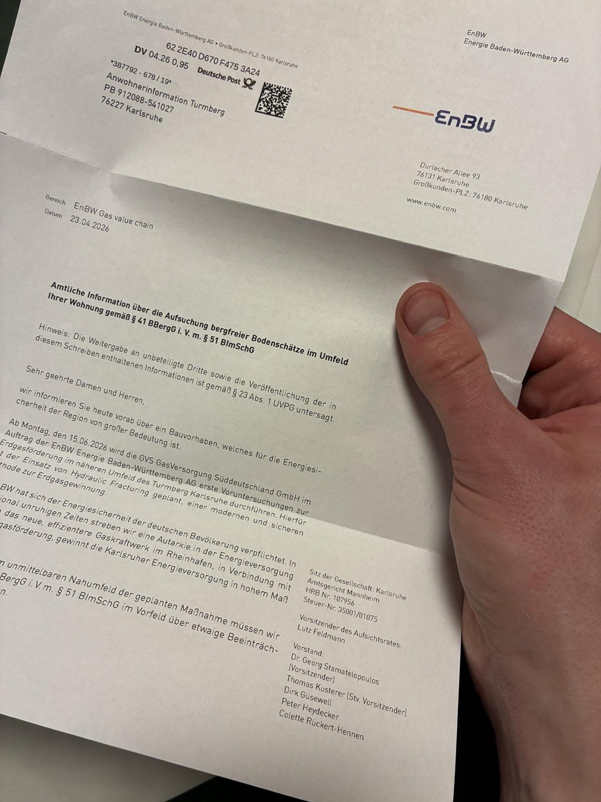 Brief, beispielhaft von Hand gehalten.